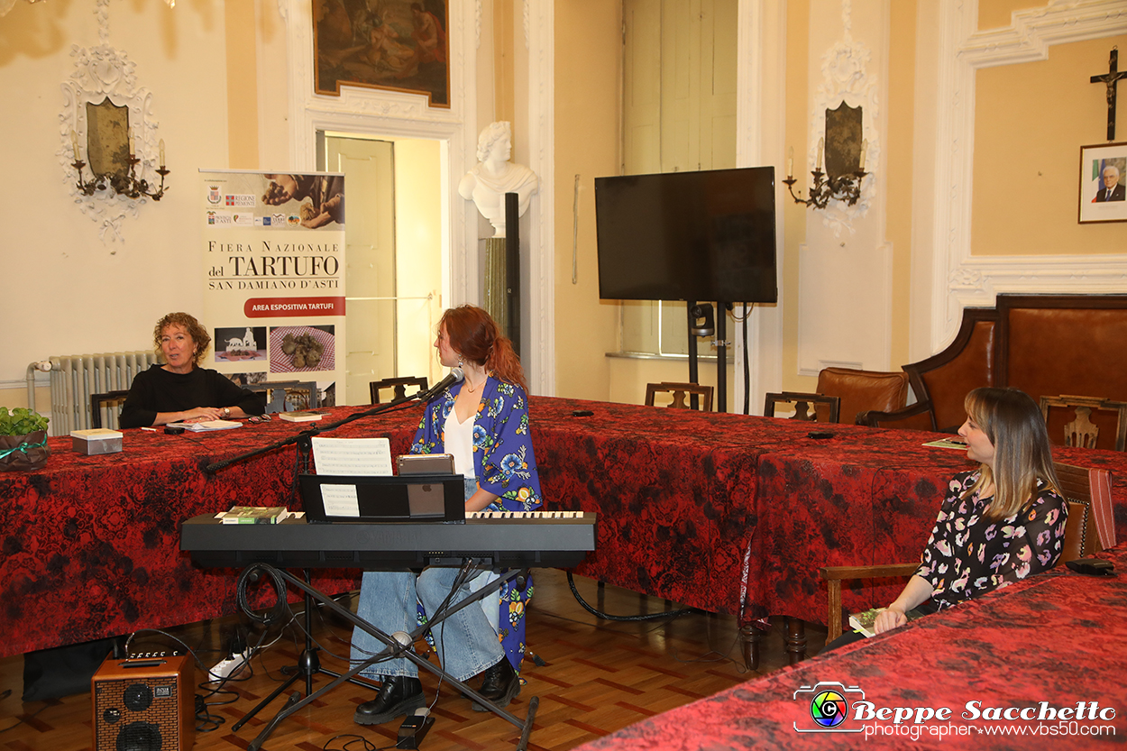 VBS_1295 - Presentazione libro 'Il dono del basilico' di Lucrezia Pernigotti.jpg